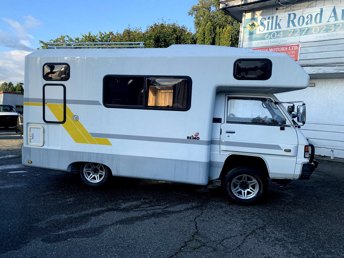 Toyota Hiace with pop top Delica Camper JB500