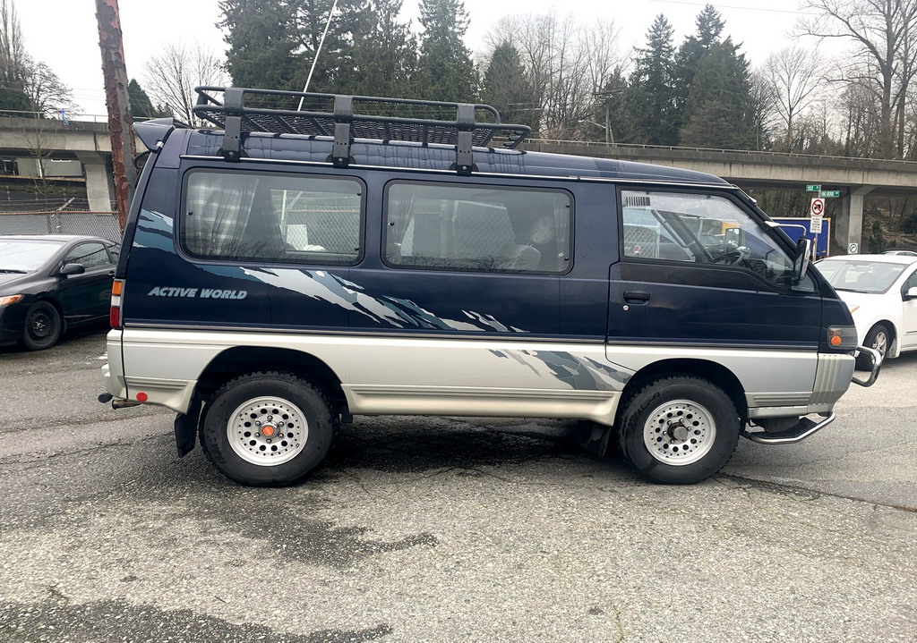 Toyota Hiace with pop top Delica Jasper edition