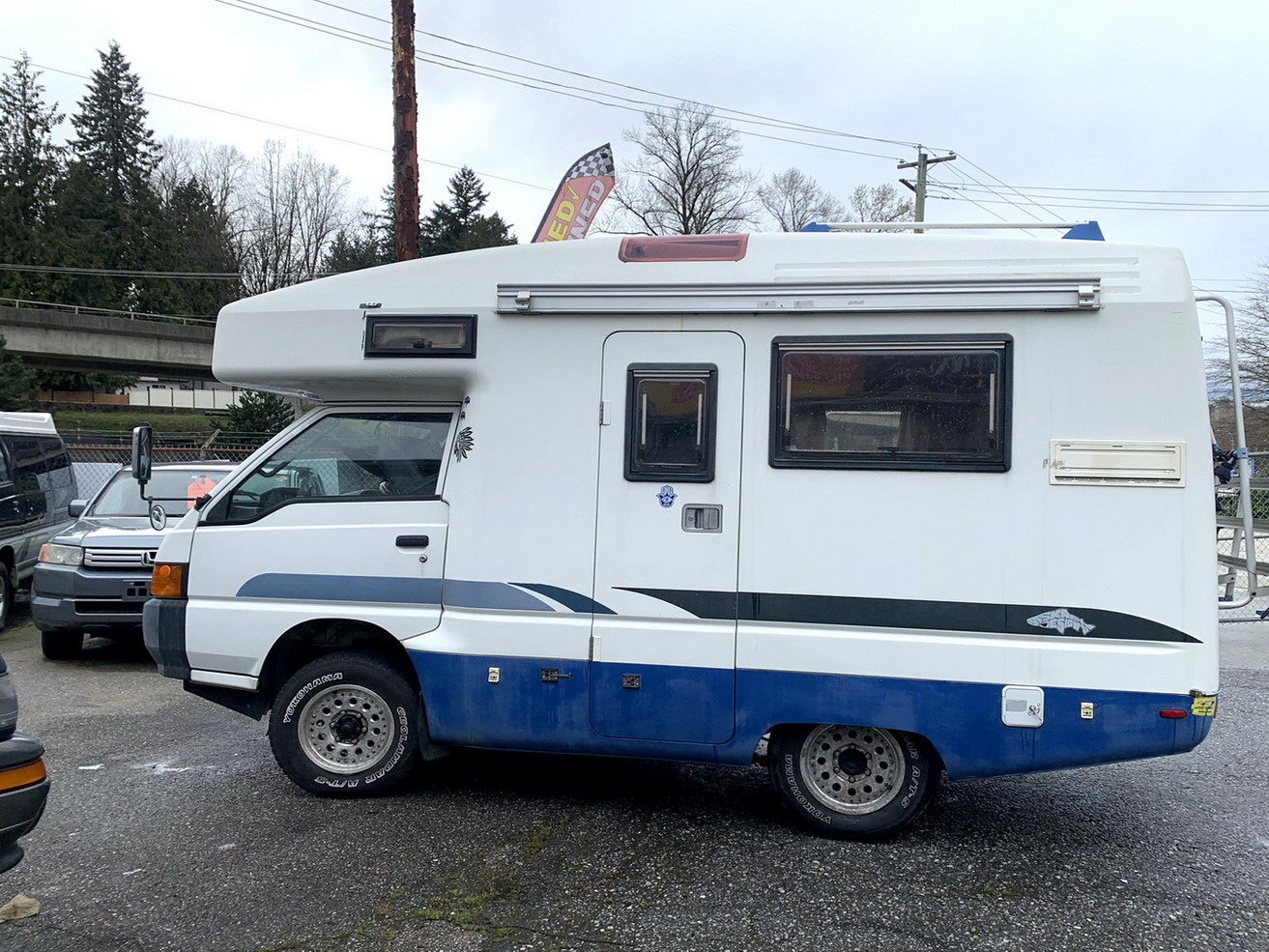 Toyota Hiace with pop top Delica Camper jb470