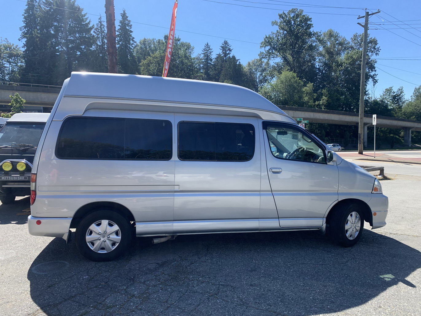 Toyota Hiace
with pop top Toyota hiace
camper van