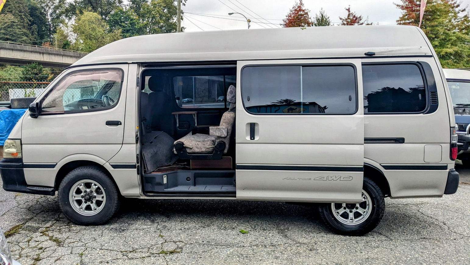Toyota Hiace
with pop top Toyota hiace
camper van