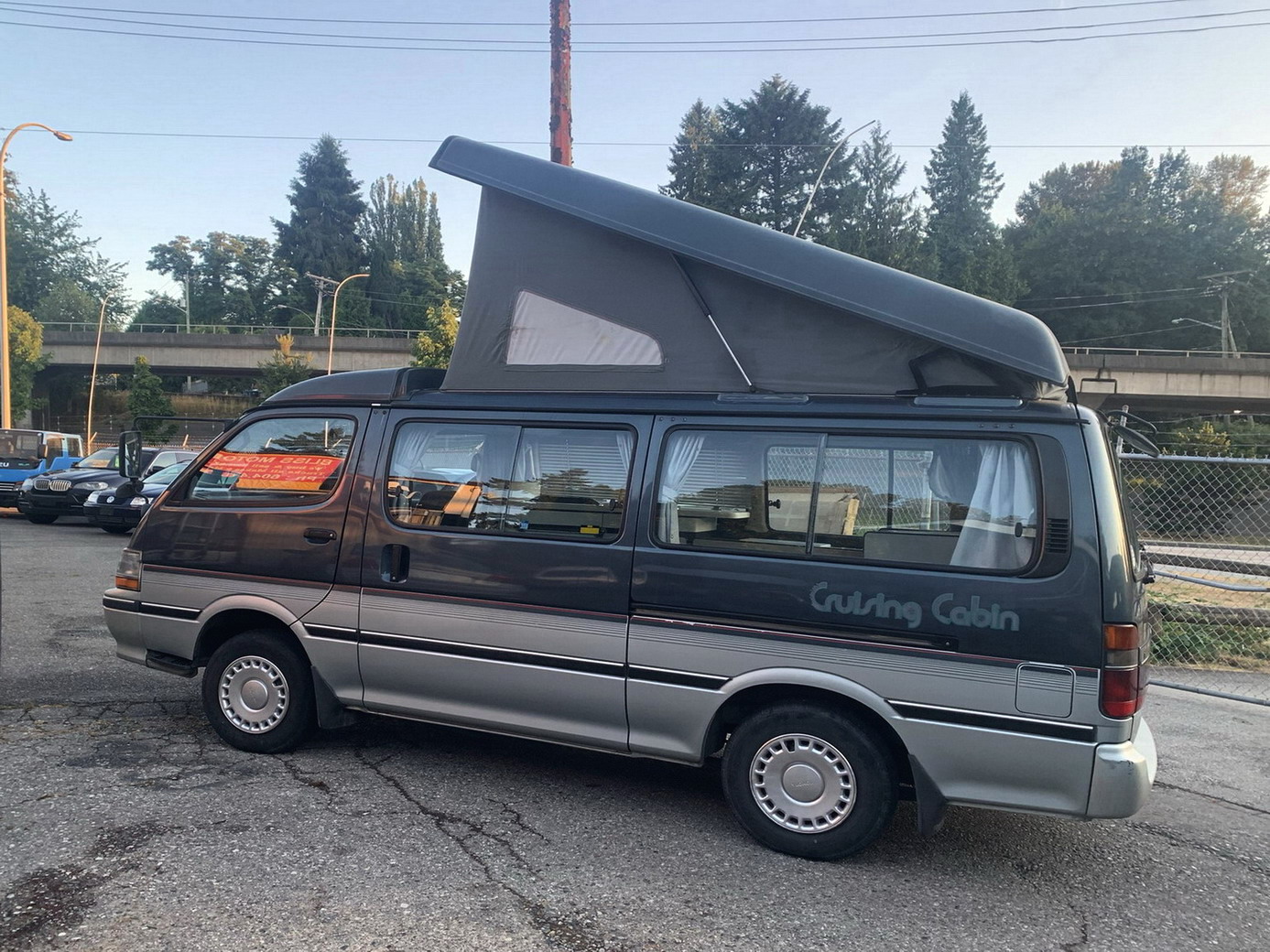 Toyota Hiace
with pop top Toyota hiace
camper van