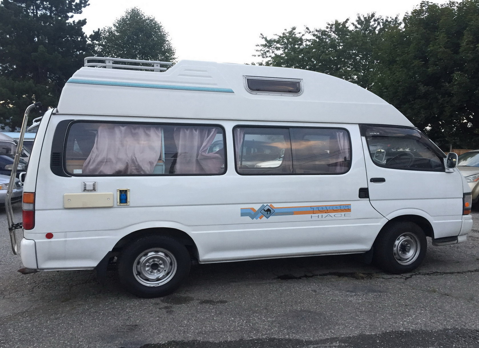 Toyota Hiace
with pop top Toyota hiace
camper van