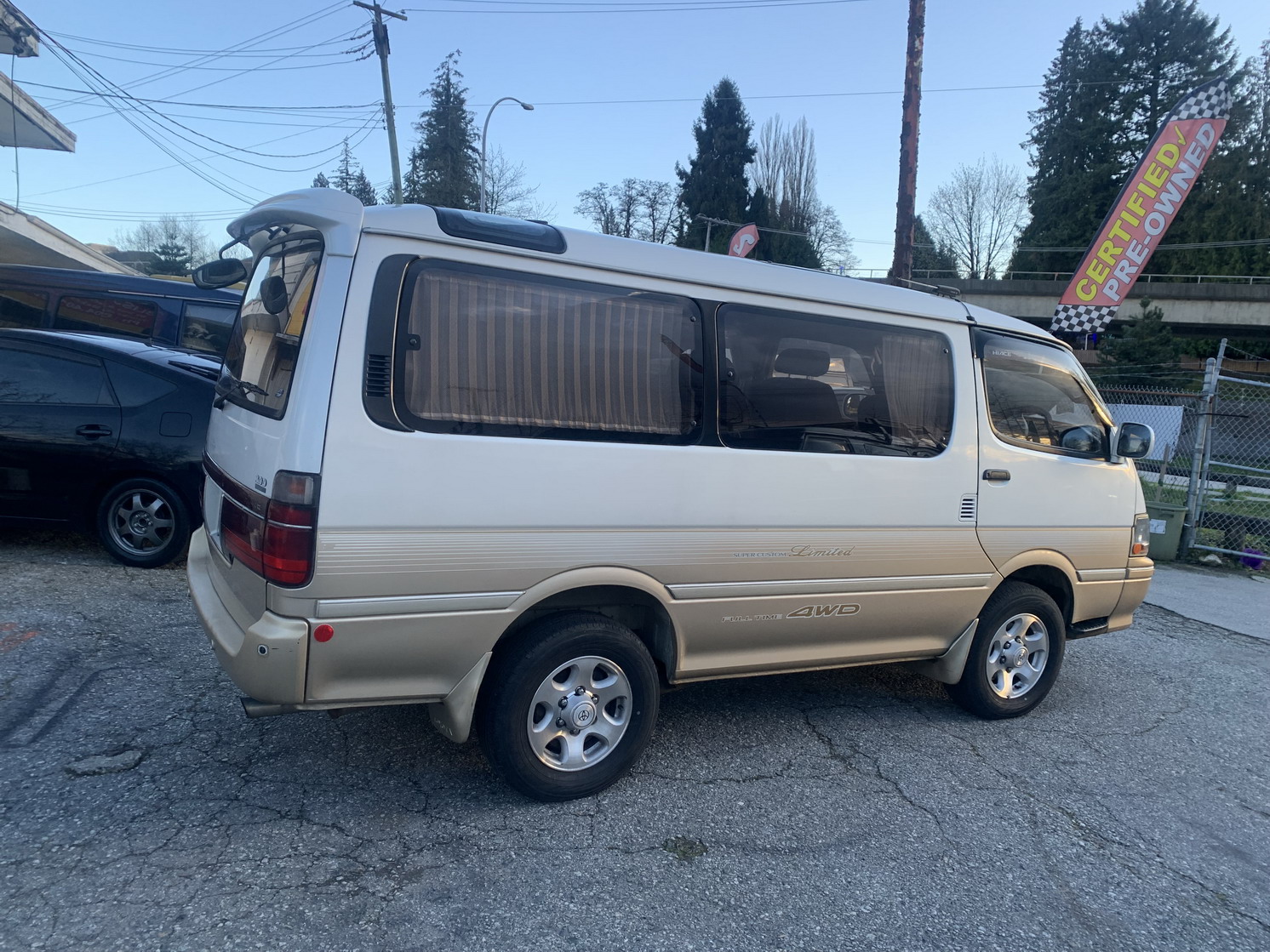 Toyota Hiace
                                                          with pop top Toyota
                                                          hiace camper
                                                          van