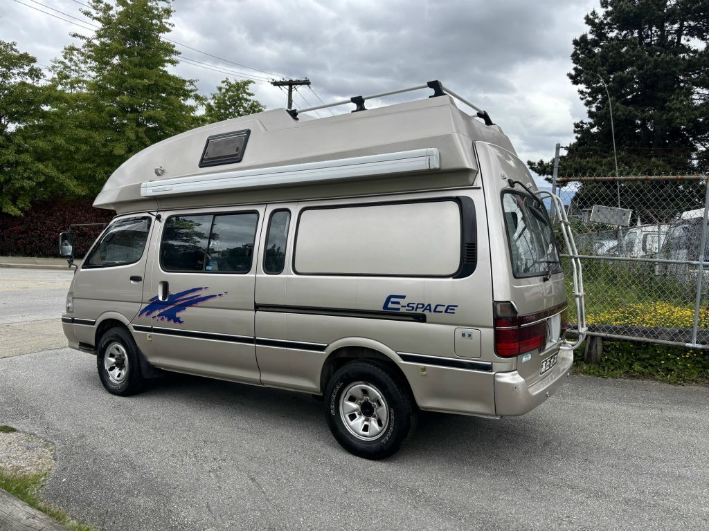Toyota hiace camper
                                              van