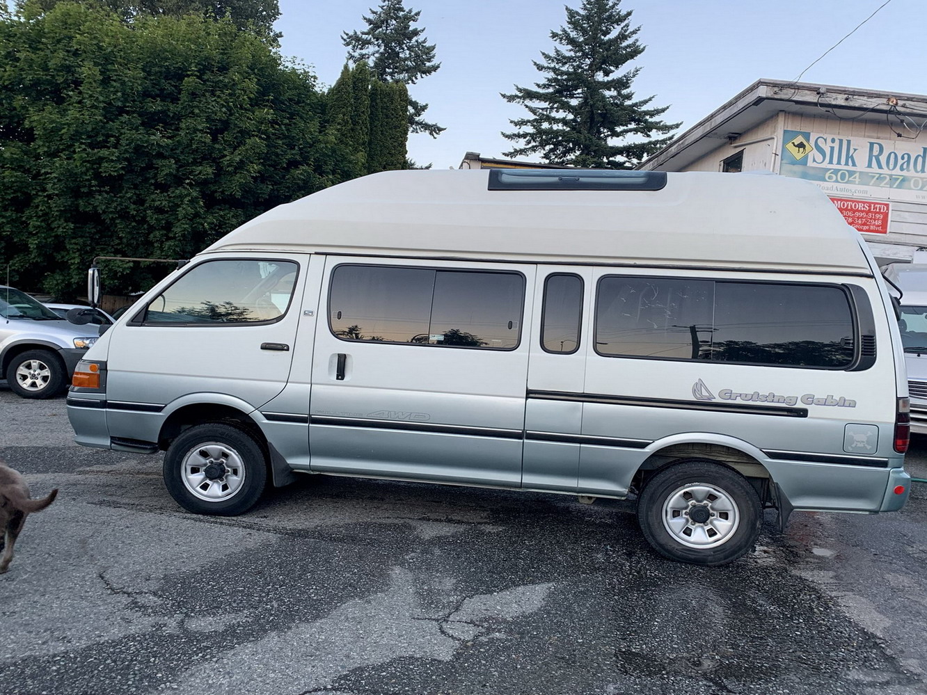 Toyota
                                                          Hiace with pop
                                                          top Toyota
                                                          hiace camper
                                                          van