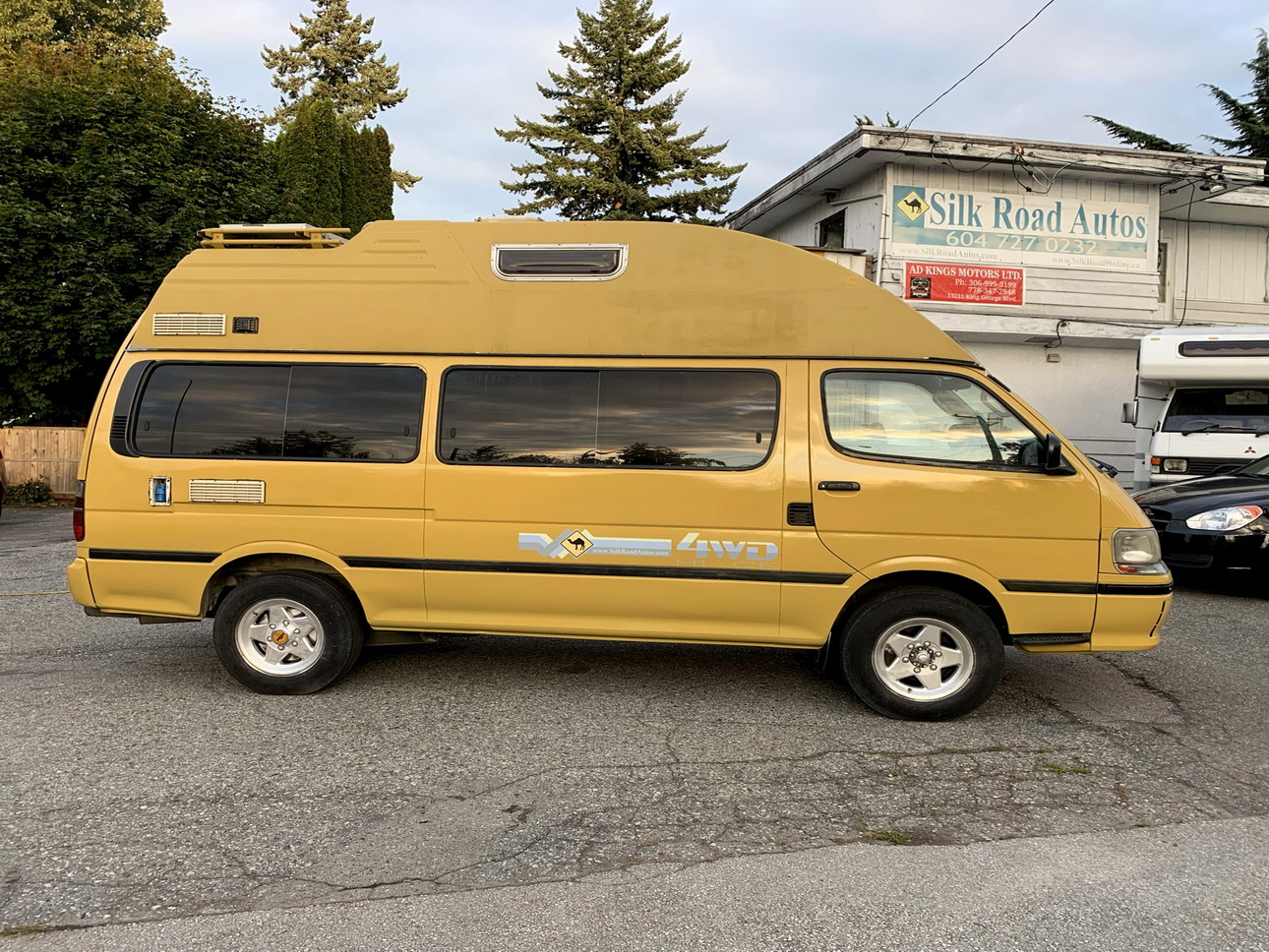 Toyota Hiace
with pop top Toyota hiace
camper van