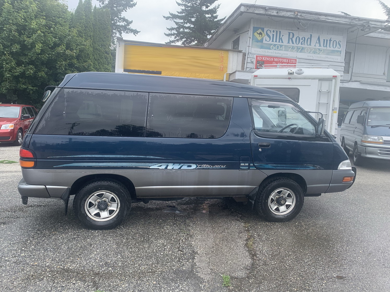 Toyota Hiace with
                                                          pop top Toyota
                                                          hiace camper
                                                          van