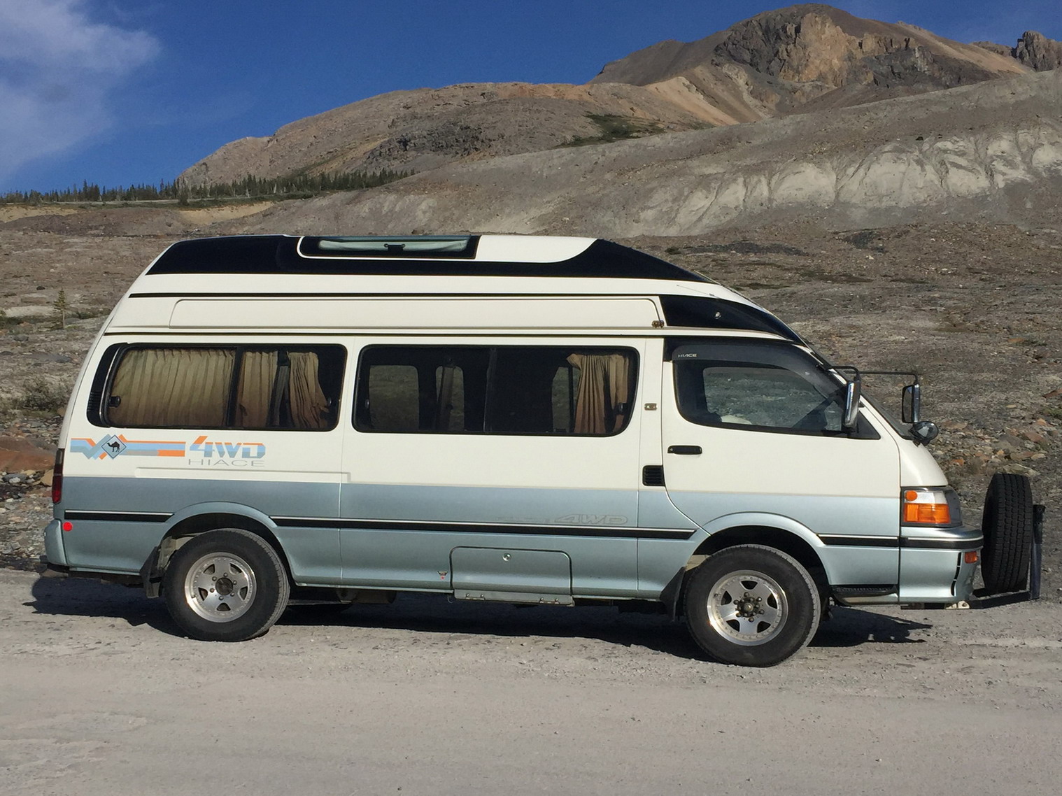 Toyota Hiace
with pop top Toyota hiace
camper van